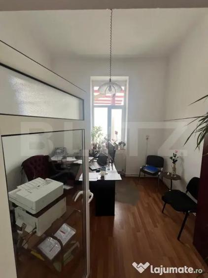 Casă cu 8 camere cu Teren 1000 Mp în Central