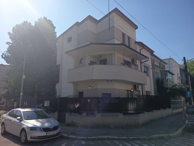 Casă cu 4 camere în Tineretului