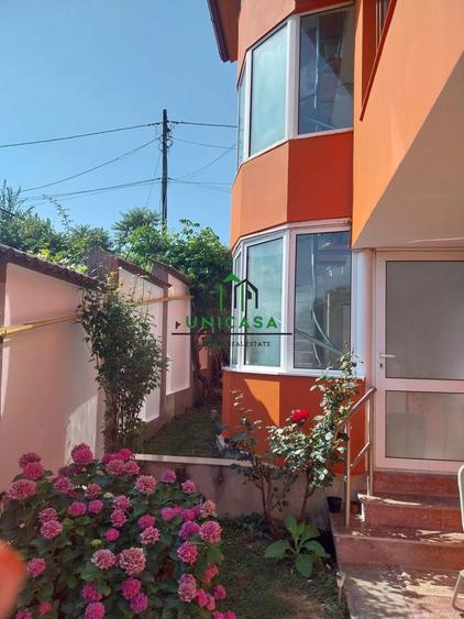 Casă individuală cu 8 camere cu Canalizare în Cetățuia