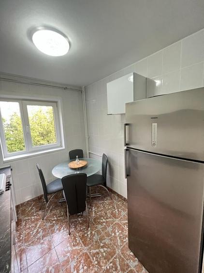 Apartament cu 3 camere semidecomandat în Drumul Taberei