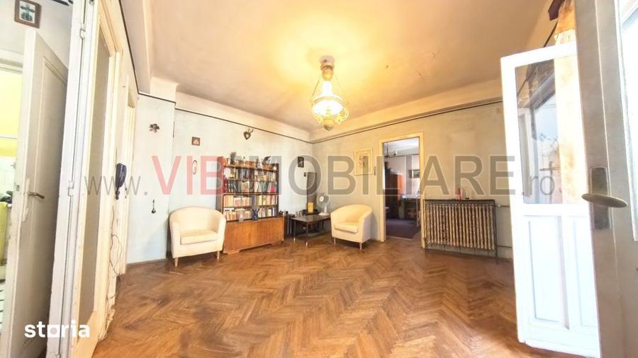 Apartament cu 3 camere semidecomandat în Moșilor