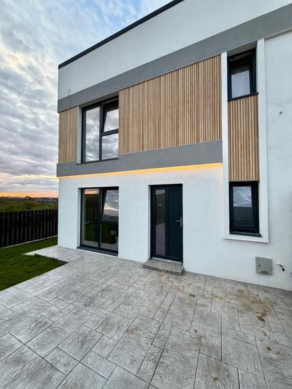 Duplex cu 4 camere cu Canalizare în Bucium