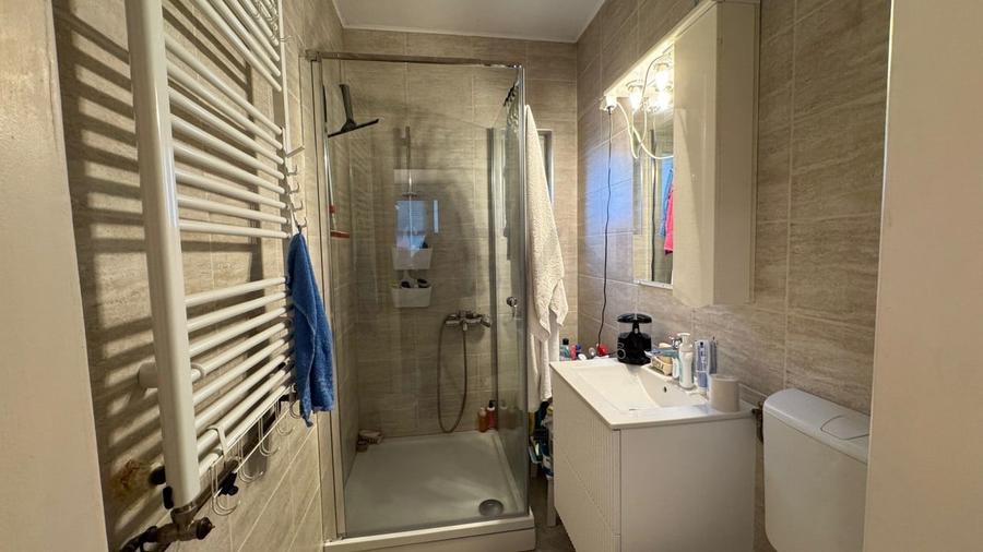 Apartament cu 3 camere semidecomandat, mobilat în Universitate