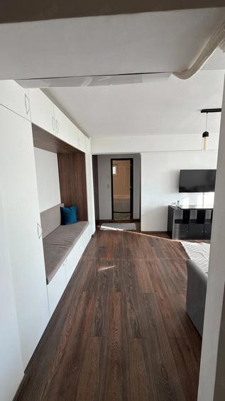 Apartament cu 3 camere semidecomandat în 1 Decembrie