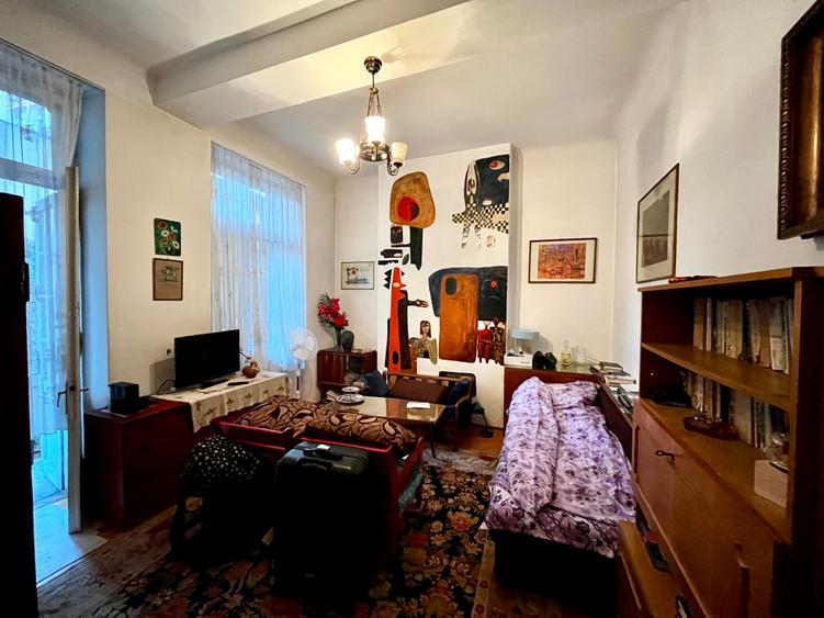 Apartament cu 3 camere semidecomandat în Calea Victoriei