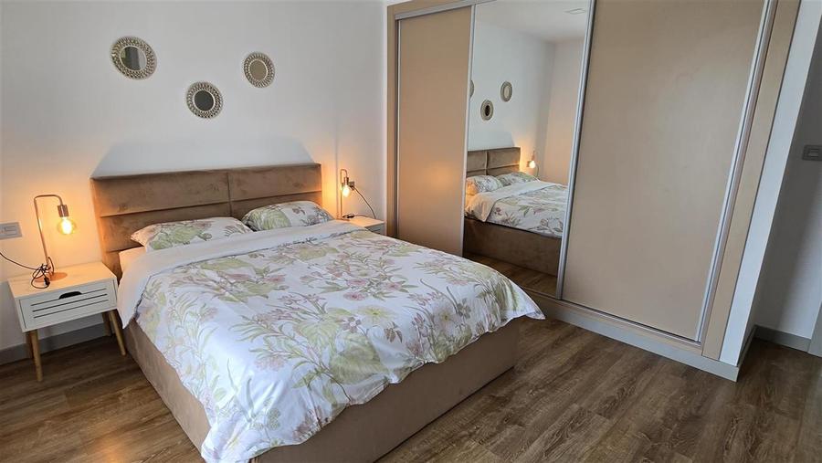 Casă cu 9 camere cu Teren 1845 Mp în Exterior Est