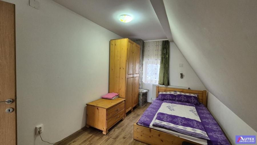 Casă cu 8 camere cu Canalizare în Central