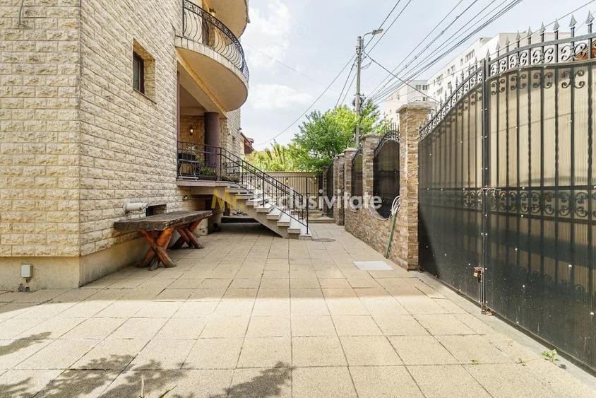 Casă cu 7 camere cu Teren 300 Mp în Colentina