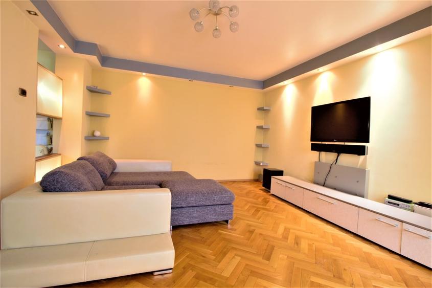 Apartament cu 3 camere decomandat în Girocului