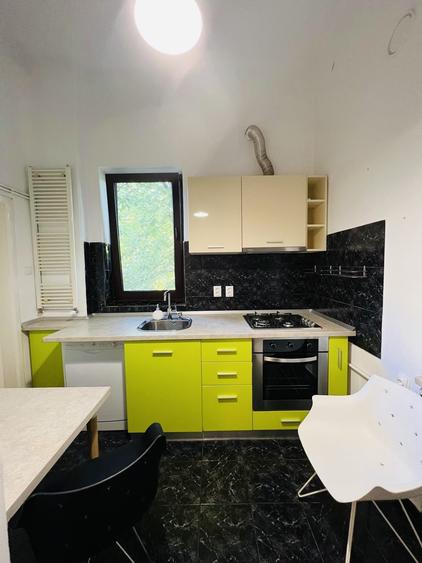 Apartament cu 4 camere semidecomandat în Primăverii