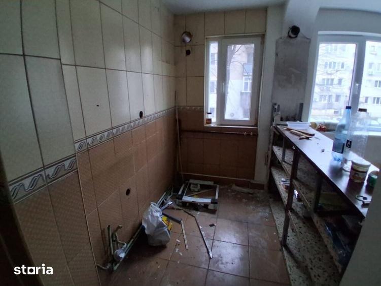 Apartament cu 4 camere semidecomandat în Ferentari