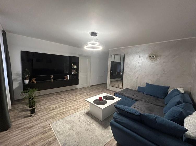 Apartament cu 4 camere decomandat în Petrești