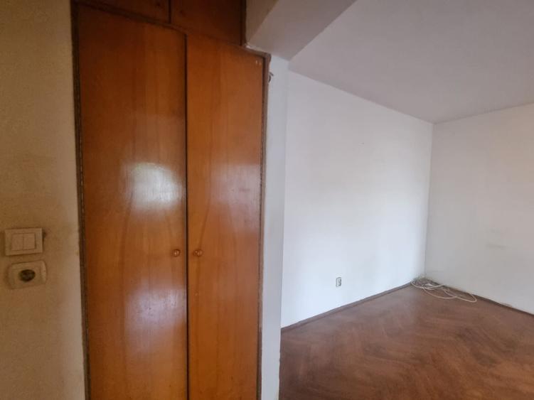 Apartament cu 4 camere semidecomandat în Moșilor