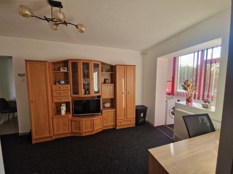 Apartament cu 3 camere semidecomandat în Central