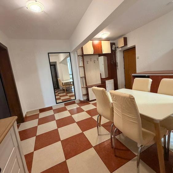 Apartament cu 3 camere semidecomandat în Decebal