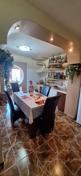 Apartament cu 3 camere decomandat în Exterior Vest