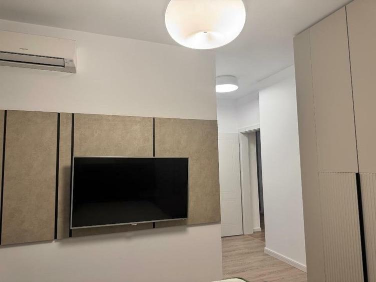 Apartament cu 3 camere semidecomandat, mobilat în Pipera