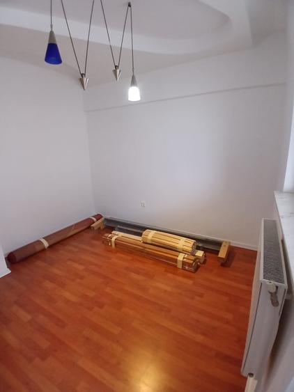 Apartament cu 3 camere semidecomandat, mobilat în Ultracentral