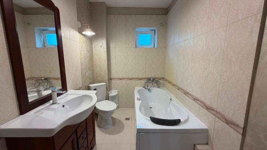 Casă individuală cu 7 camere cu Canalizare în Sărărie