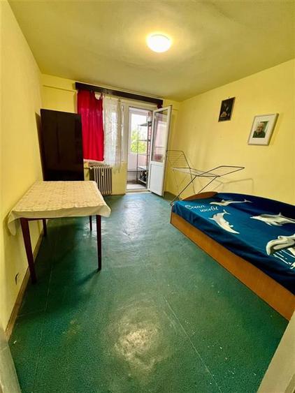 Apartament cu 3 camere semidecomandat în Rogerius