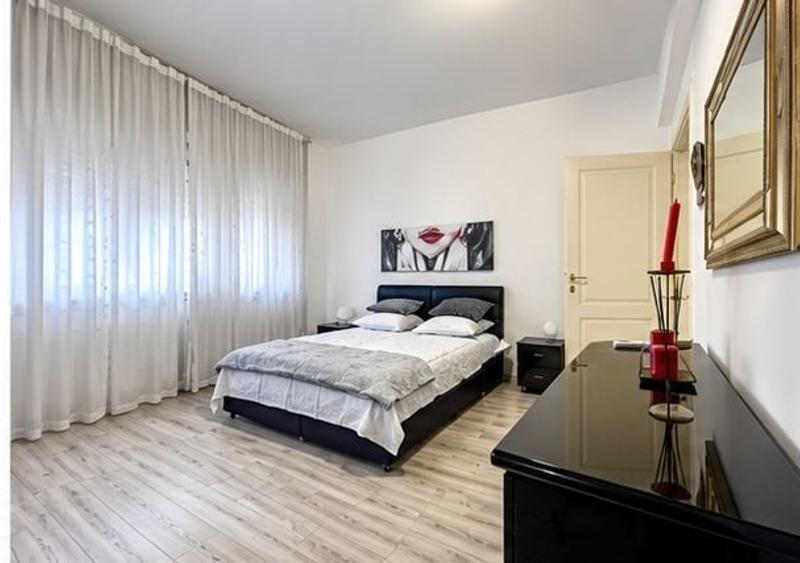 Apartament cu 3 camere semidecomandat în Universitate