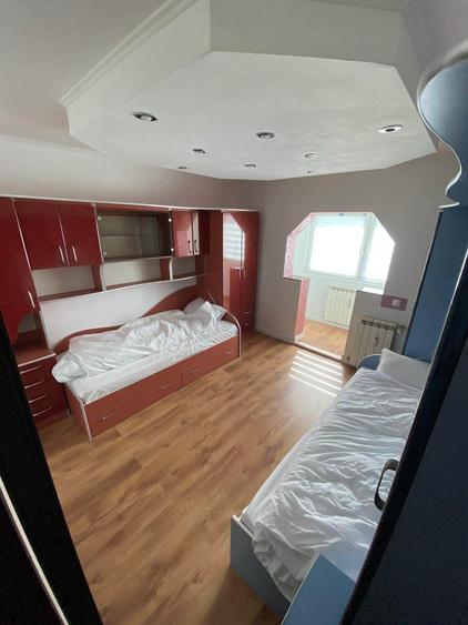 Apartament cu 3 camere decomandat în Exterior Vest