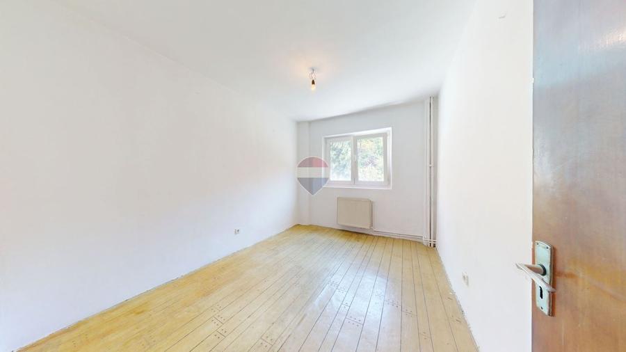 Apartament cu 4 camere decomandat în Răcădău