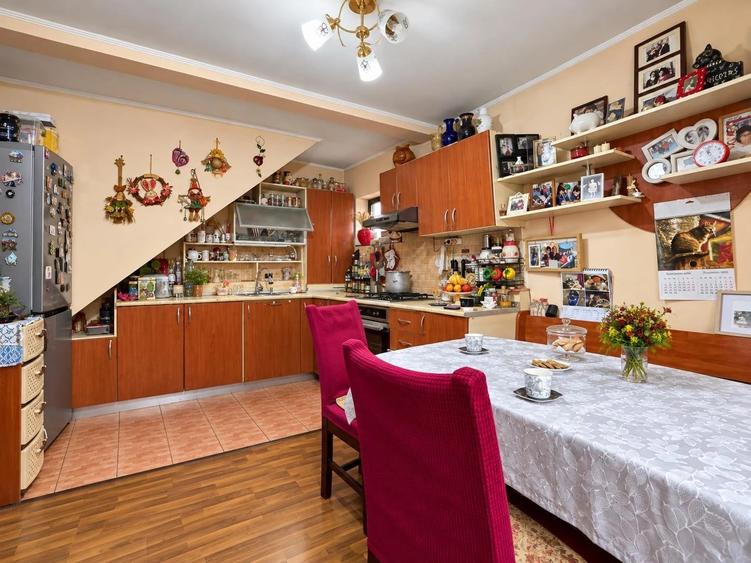 Casă individuală cu 7 camere cu Teren 300 Mp în Bucium