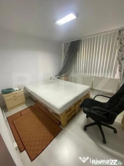 Apartament cu 5 camere decomandat în Micro 3