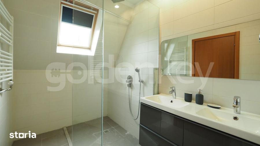 Casă cu 7 camere cu Teren 200 Mp în Central