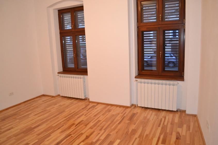 Birou, de 42 mp, în Central