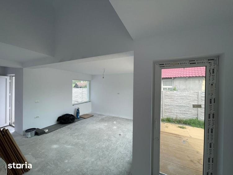 Casă cu 5 camere cu Teren 330 Mp în Plopi