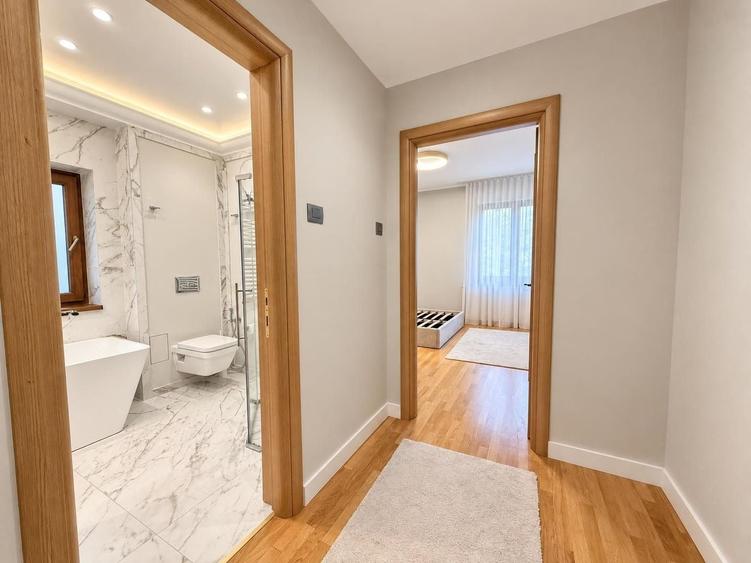 Apartament cu 3 camere semidecomandat, mobilat în Capitale