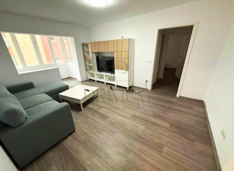 Apartament cu 3 camere semidecomandat, mobilat în Dâmbovița