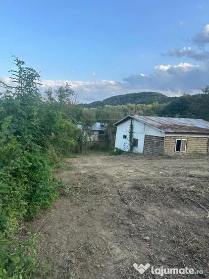 Casă cu 4 camere în Buștenari