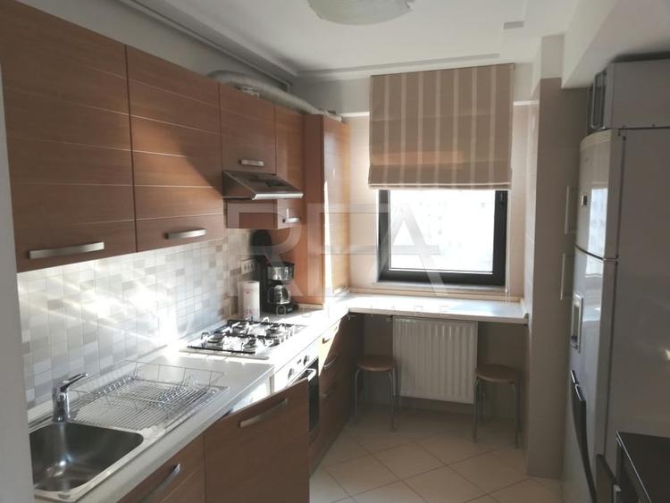 Apartament cu 3 camere semidecomandat, mobilat în Decebal