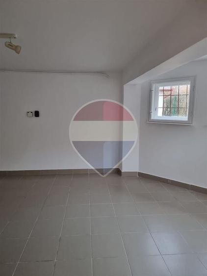 Casă individuală cu 13 camere cu Teren 700 Mp în Zorilor
