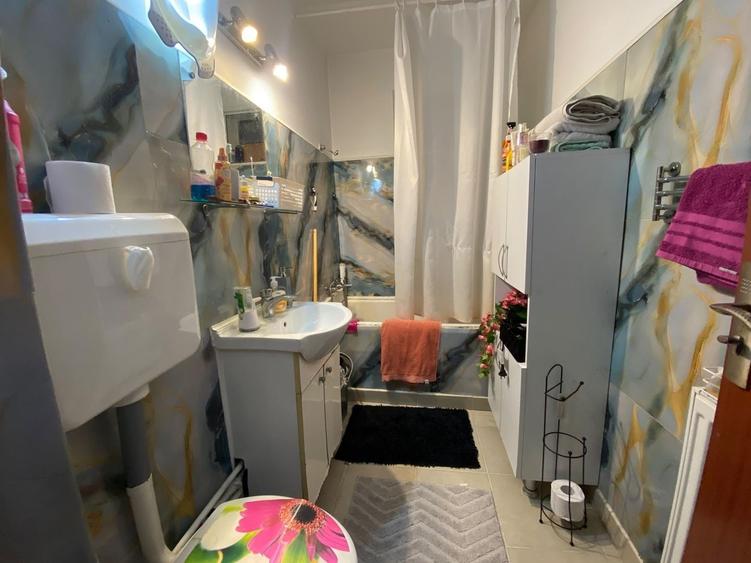 Apartament cu 3 camere semidecomandat, mobilat în Dristor