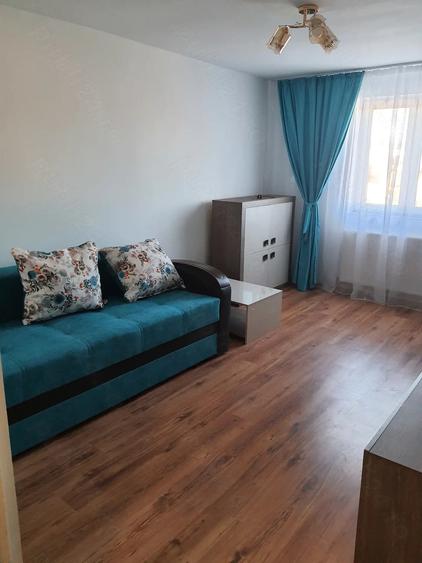 Apartament cu 3 camere semidecomandat în Autogară