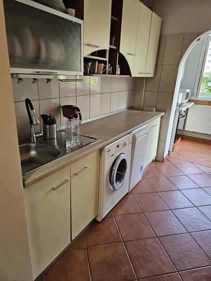 Apartament cu 3 camere decomandat în Exterior Vest