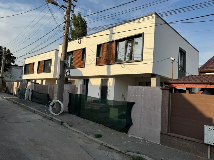 Casă individuală cu 4 camere cu Canalizare în Central
