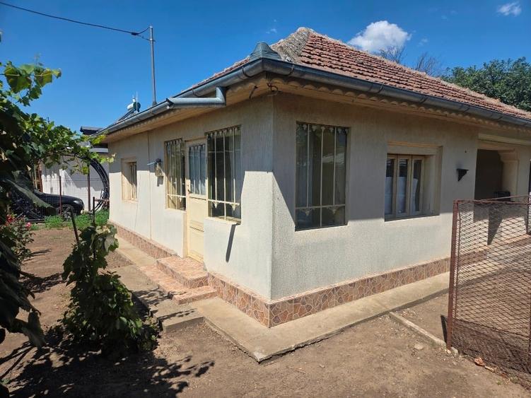 Casă individuală cu 5 camere cu Teren 1700 Mp în Perișoru