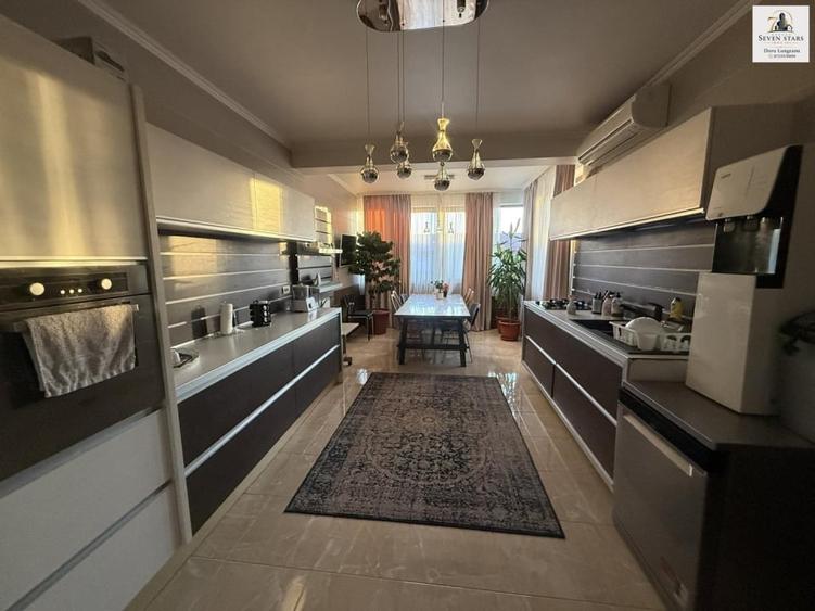 Apartament cu 10 camere, mobilat în Central