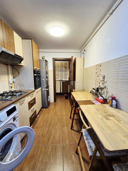 Apartament cu 4 camere semidecomandat, mobilat în Tomis III
