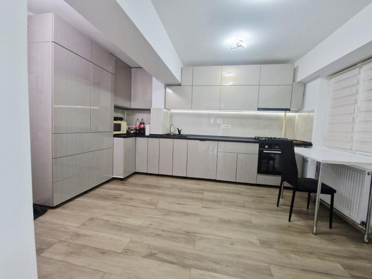 Apartament cu 3 camere decomandat în Obor