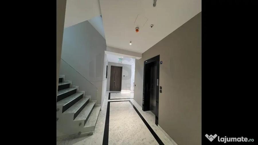 Apartament cu 4 camere semidecomandat în Herăstrău