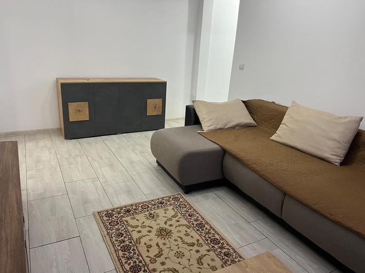 Apartament cu 3 camere semidecomandat în Drumul Taberei