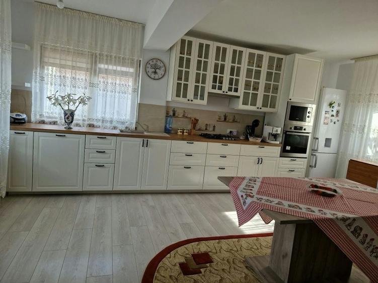 Casă cu 3 camere în Beba Veche