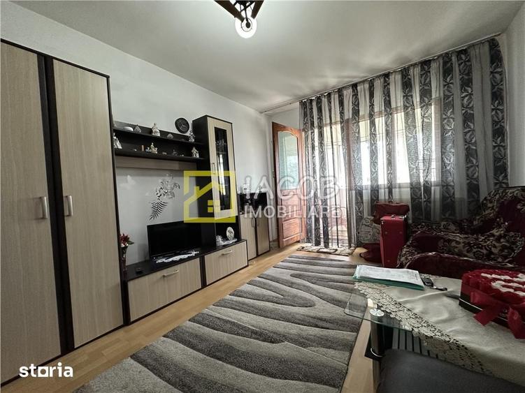 Apartament cu 3 camere decomandat în Republicii