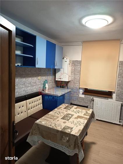 Apartament cu 3 camere decomandat în Nicolina